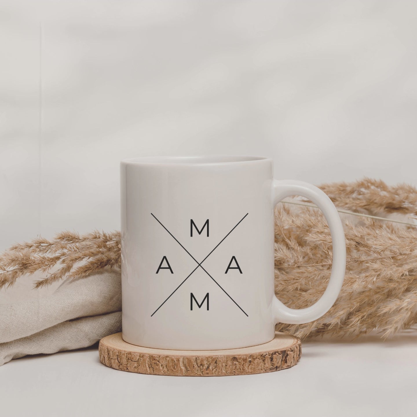 Personalisierte Tasse mit dem Text "MAMA" in einem X.